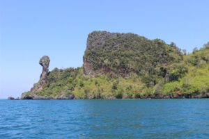 : Chicken Island w Krabi – wyspa z charakterystyczną skałą w kształcie głowy kurczaka