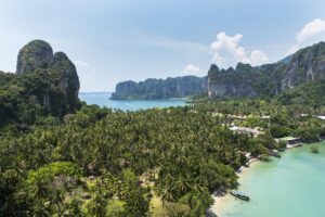 Widok na Railay Beach w Tajlandii z lotu ptaka, otoczony wapiennymi klifami i turkusową wodą.