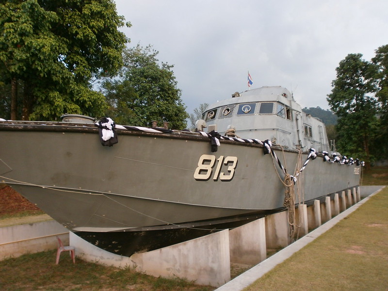 Statek patrolowy 813 w Tsunami Memorial Park w Khao Lak – symbol tragicznych wydarzeń z 2004 roku.