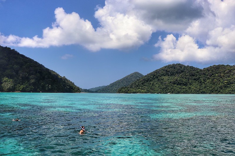 Widok na Archipelag Wysp Surin w Tajlandii – turkusowe morze i tropikalne wzgórza.