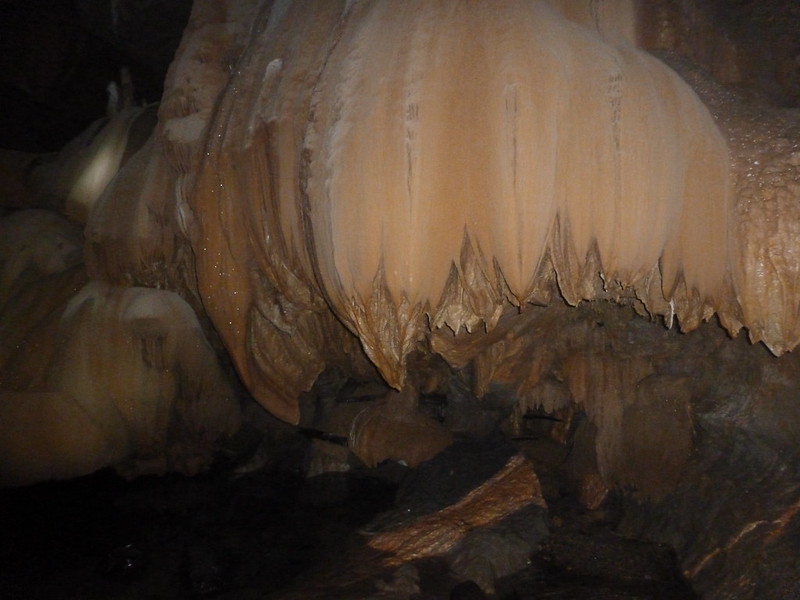 y: Jaskinia Nam Talu w Khao Sok – podziemne korytarze i stalaktyty w tropikalnej dżungli.