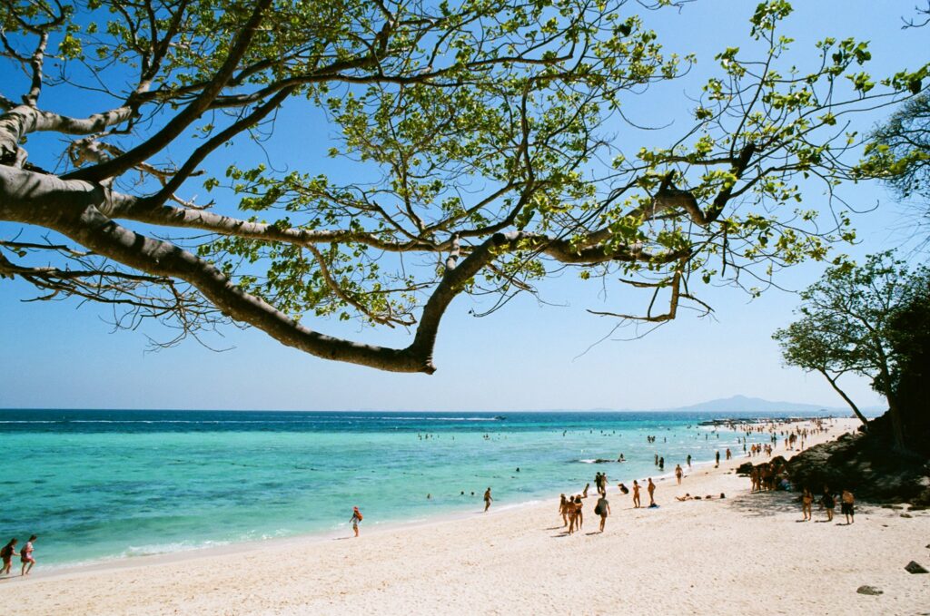 Bamboo Island w Krabi – biała piaszczysta plaża otoczona turkusową wodą i zielenią tropikalnych drzew. Jedna z najpiękniejszych wysp archipelagu Koh Phi Phi.