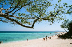 Bamboo Island w Krabi – biała piaszczysta plaża otoczona turkusową wodą i zielenią tropikalnych drzew. Jedna z najpiękniejszych wysp archipelagu Koh Phi Phi.