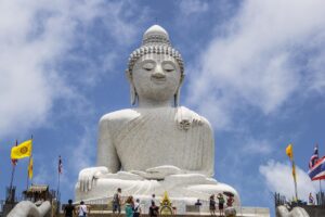 45-metrowa statua Big Buddha na Phuket z widokiem na wyspę.