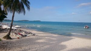 Plaża Chaweng na Koh Samui – widok na biały piasek, turkusową wodę i palmy przy brzegu.