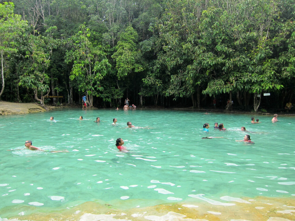 Emerald Pool w Krabi – naturalny basen o krystalicznie czystej, zielonkawej wodzie, otoczony tropikalnym lasem.