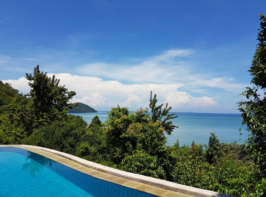 Luksusowy hotel z basenem z widokiem na morze na Koh Yao Yai, otoczony tropikalną roślinnością.