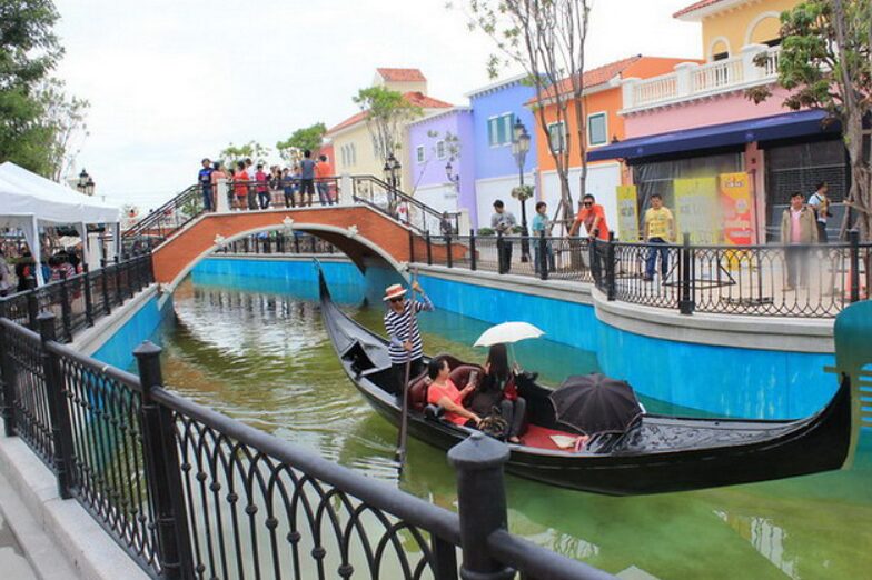 Hua Hin Venezia – tematyczny park inspirowany Wenecją z kanałem i gondolami. 