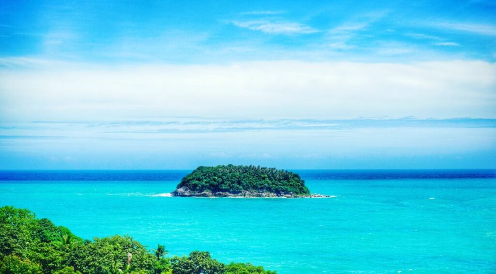 Plaża Kata Beach na Phuket z turkusową wodą i wyspą w tle.
