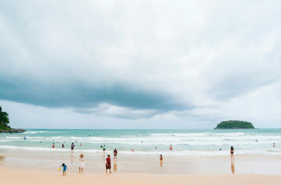 Plaża Kata Beach na Phuket z szerokim pasem piasku i spokojnym morzem w tle.