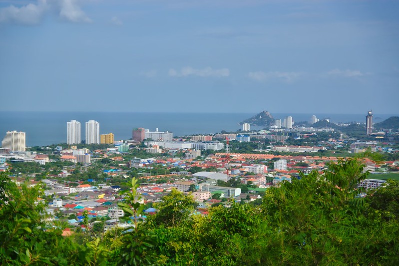 Panoramiczny widok na Hua Hin i wybrzeże Tajlandii z punktu widokowego Khao Hin Lek Fai.