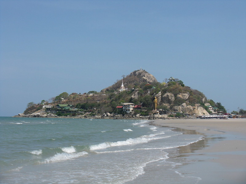 Plaża Khao Takiab w Hua Hin z widokiem na wzgórze ze świątynią i spokojnym morzem.