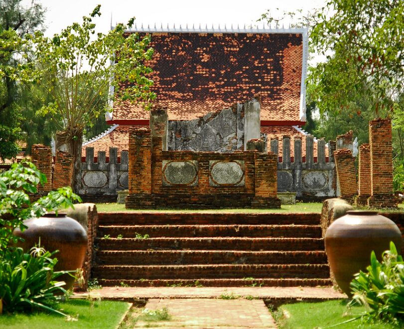 Ruiny Noen Prasat w Sukhothai – pozostałości królewskiego pałacu otoczone zielenią.