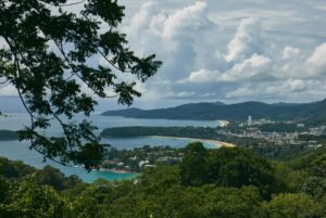 Widok z punktu widokowego na Phuket na plaże Kata i Karon otoczone tropikalną roślinnością.