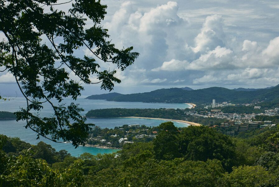 Widok z punktu widokowego na Phuket na plaże Kata i Karon otoczone tropikalną roślinnością.