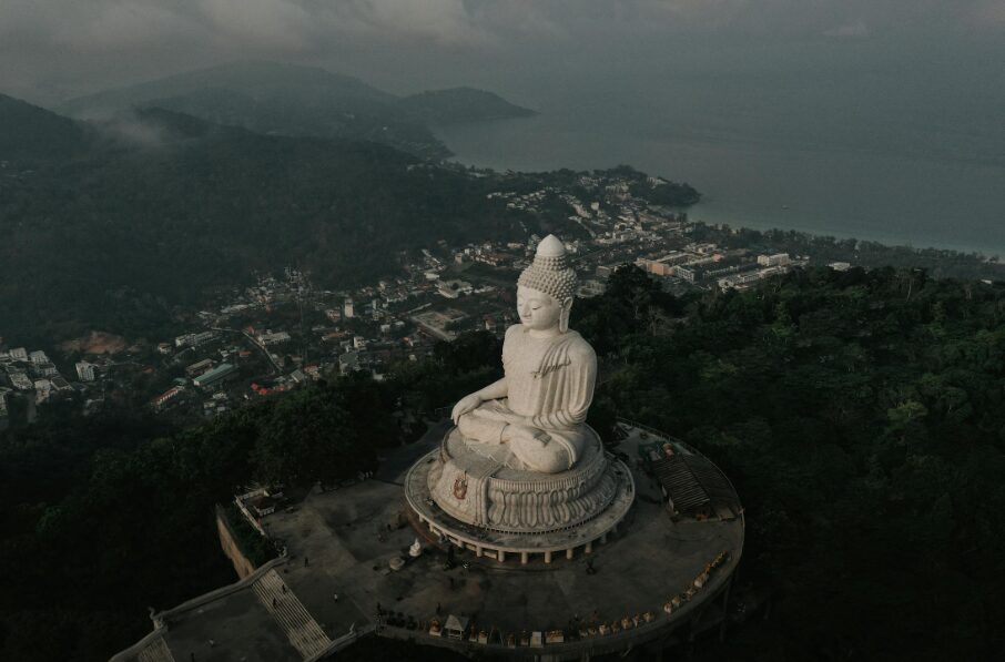 **Big Buddha – wielki posąg Buddhy na Phuket** Widok na posąg Wielkiego Buddy na Phuket, usytuowany na wzgórzu z panoramą wyspy w tle.