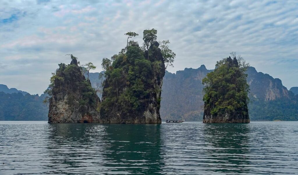 Hin Sam Glur – trzy charakterystyczne wapienne skały na jeziorze Cheow Lan w Khao Sok.