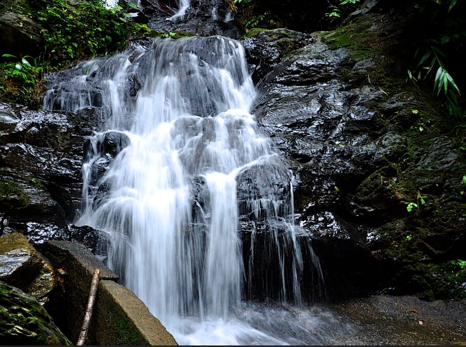 Malowniczy wodospad w dżungli Khao Sok, otoczony tropikalną roślinnością.