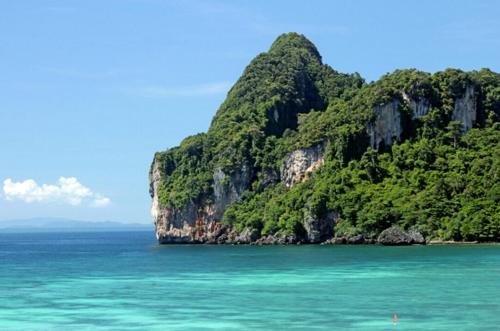 Widok na wapienne klify i turkusową wodę w Ao Nang, Krabi, Tajlandia.