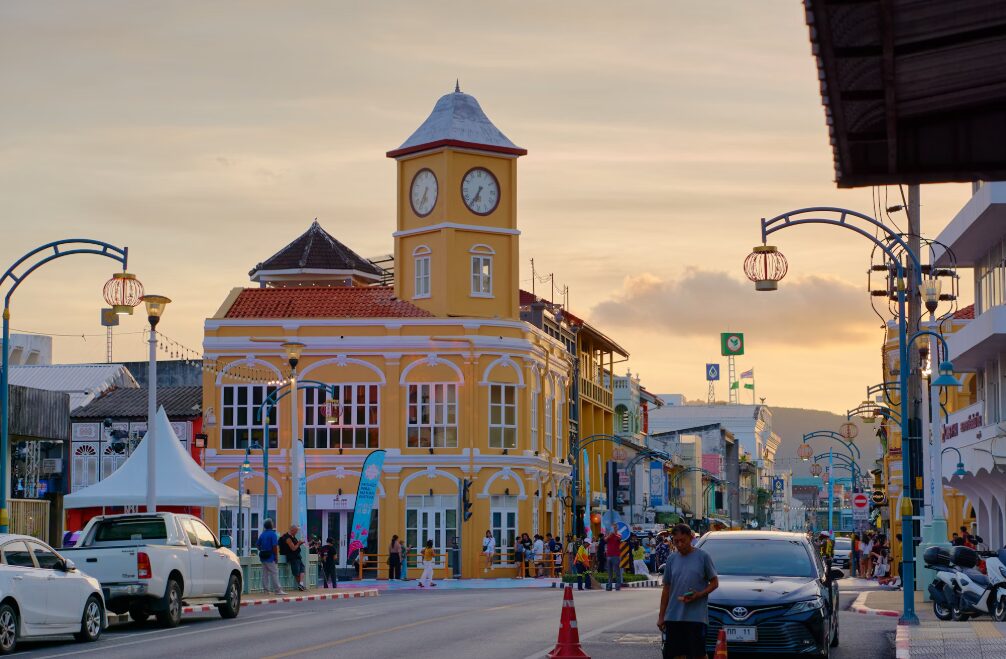  Zabytkowy budynek z zegarem w Starym Mieście Phuket, otoczony kolorowymi kamienicami w sino-portugalskim stylu.