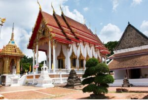 Świątynia Wat Chalong na Phuket – zabytkowy kompleks buddyjski z charakterystyczną tajską architekturą i zdobionymi dachami.