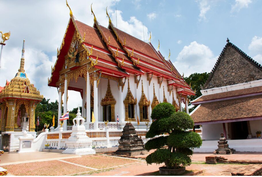 Świątynia Wat Chalong na Phuket – zabytkowy kompleks buddyjski z charakterystyczną tajską architekturą i zdobionymi dachami.