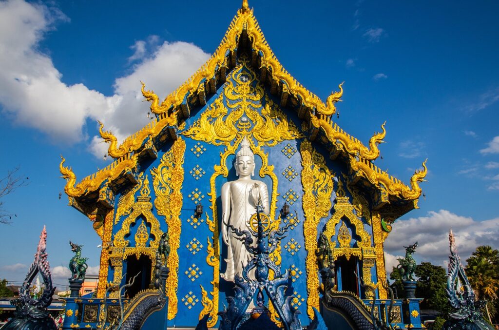 Niebieska Świątynia (Wat Rong Suea Ten) w Chiang Rai, zdobiona intensywnie błękitnymi i złotymi detalami, będąca jednym z najciekawszych współczesnych miejsc sakralnych w Tajlandii.