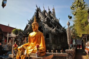 Wat Sri Suphan, znana jako Srebrna Świątynia, to wyjątkowe miejsce w Chiang Mai, pokryte misternymi zdobieniami ze srebra i aluminium.