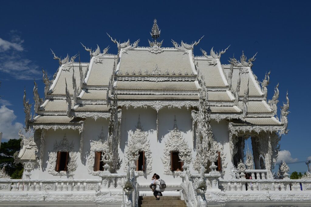 Wat Rong Khun - Biała Świątynia w Chiang Rai 4