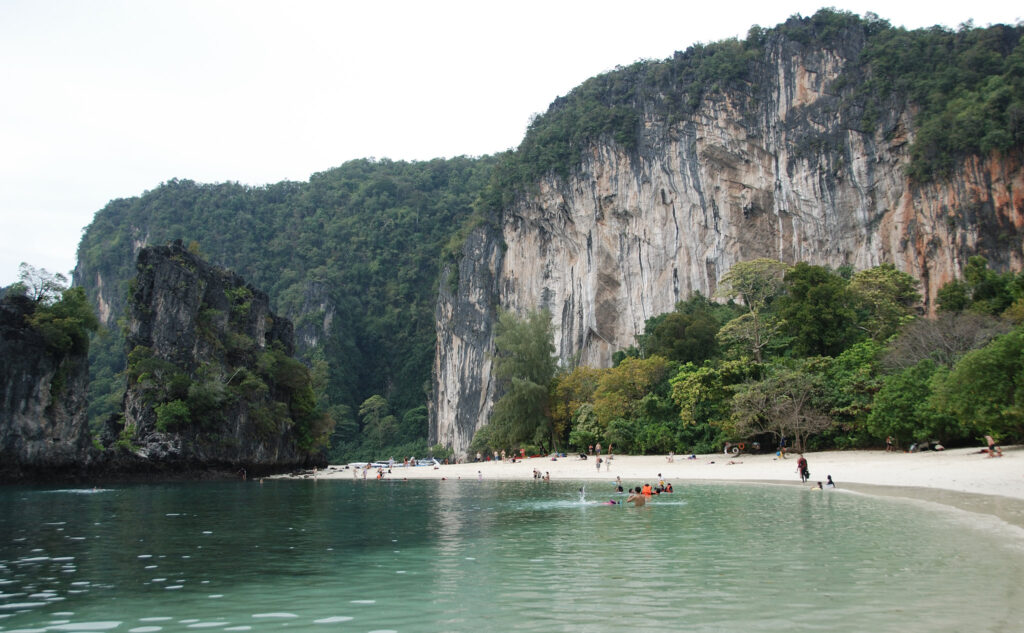 Widok na Hong Island w Krabi – wapienne klify otoczone turkusową wodą Morza Andamańskiego.