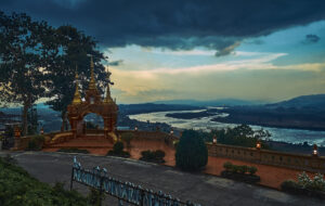 Widok na Złoty Trójkąt w Tajlandii, miejsce styku granic Tajlandii, Laosu i Mjanmy, z rzeką Mekong w tle.