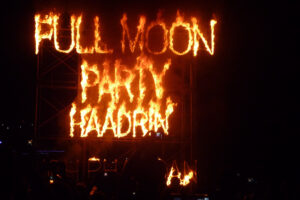 Neonowy napis "Full Moon Party Haad Rin" podczas imprezy na plaży na Koh Phangan.