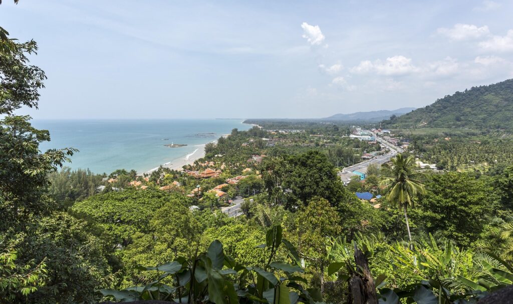 Panorama Khao Lak – widok na wzgórza, bujną roślinność i morze w tle.