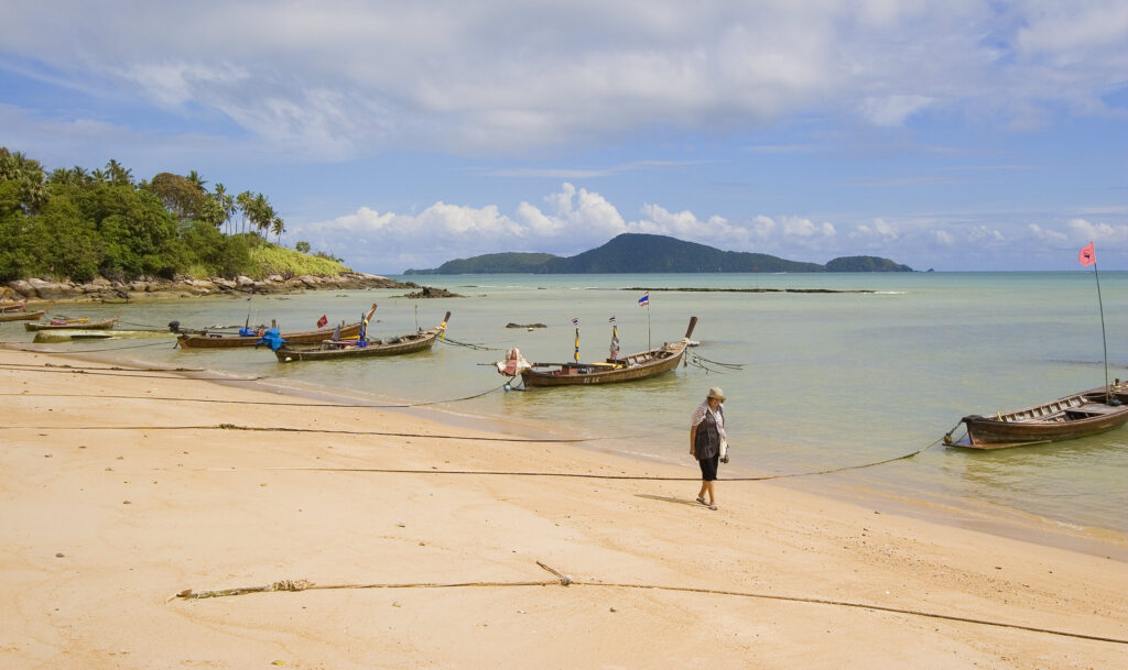 Plaża Rawai na południu Phuket z cumującymi łodziami rybackimi i widokiem na spokojne morze