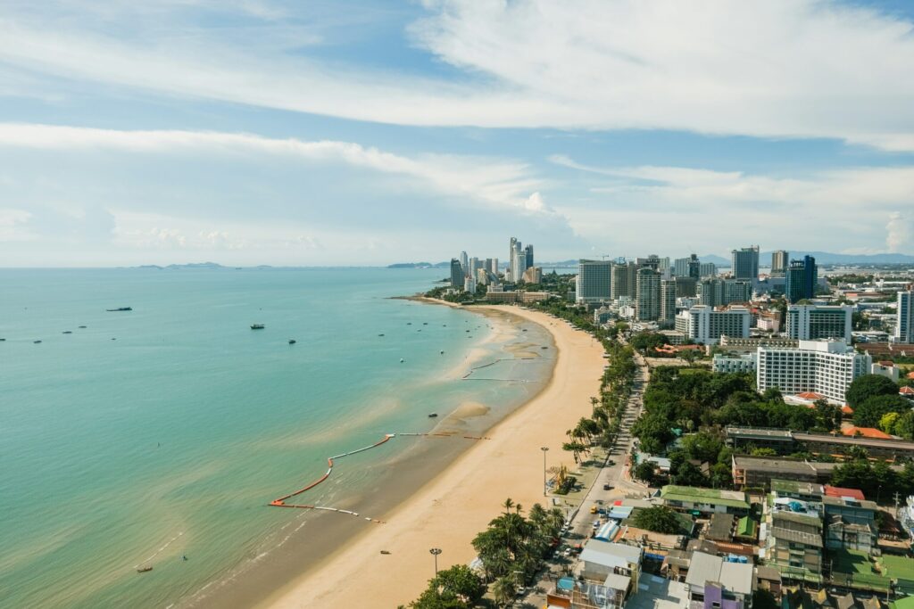 Pattaya Beach – główna plaża Pattaya. Co robić, gdzie imprezować, polecane hotele