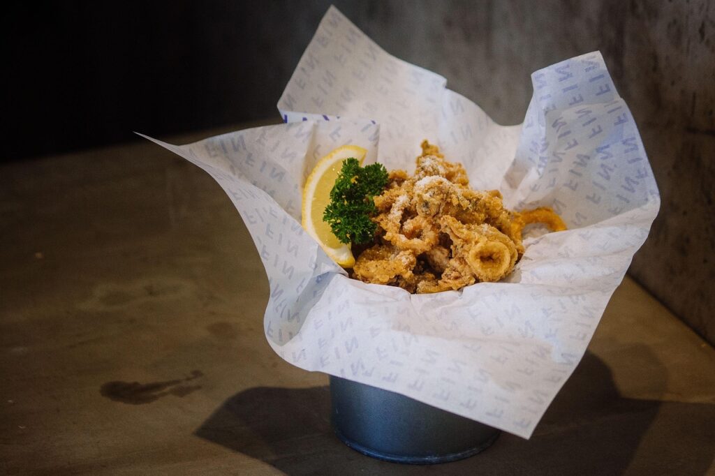 Świeże owoce morza serwowane na ulicznym targu w Hua Hin.