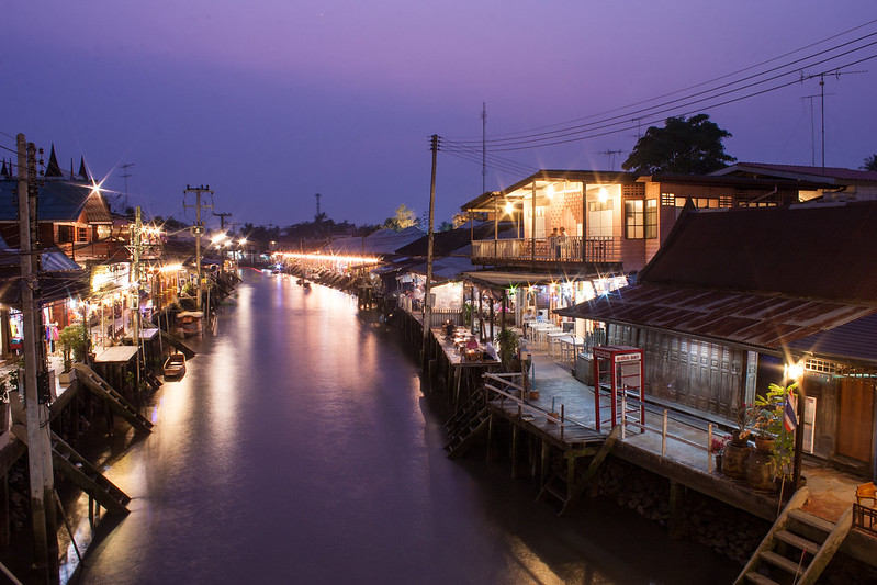 Maeklong Railway Market – targ, przez który przejeżdża pociąg 4