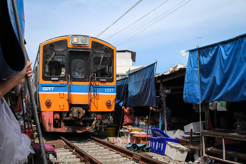 Maeklong Railway Market – targ, przez który przejeżdża pociąg 3