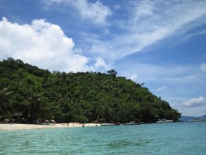 Widok na plażę i zielone wzgórza Coral Island (Koh Hae) niedaleko Phuket.